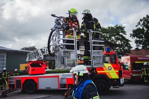 FW-SE: Feuer und Verkehrsunfall zugleich - Erfolgreiche Alarmübung in Wakendorf II