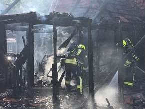FW Bad Segeberg: Brand eines Anbaus in voller Ausdehnung - zwei Katzen gerettet