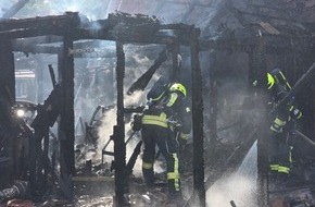 Freiwillige Feuerwehr Bad Segeberg: FW Bad Segeberg: Brand eines Anbaus in voller Ausdehnung - zwei Katzen gerettet