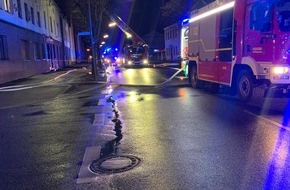 Feuerwehr Recklinghausen: FW-RE: Kein ruhiger Start in die weihnachtlichen Tage: Dachstuhlbrand in der Nacht