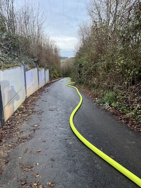 FW-Heiligenhaus: Gartenlaube in Kleingartenanlage brennt - Feuerwehr verhindert Übergreifen auf weiteres Gebäude