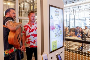 Sein höchstes Konzert aller Zeiten: McDonald&apos;s bringt Dick Brave in die Luft