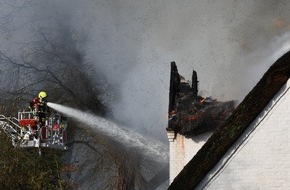 Kreisfeuerwehrverband Pinneberg: FW-PI: Heidgraben: Großfeuer eines mit Reet gedeckten Wohnhaues - 1. Folgemeldung