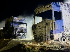 FW-OLL: Zwei Lkw auf Firmengel&auml;nde in Vollbrand - Gefahr durch berstende Reifen