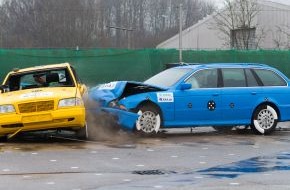 AXA Konzern AG: Crashtests 2013 / Mobil und sicher? - Kein Alter fährt ohne Risiko! (BILD)
