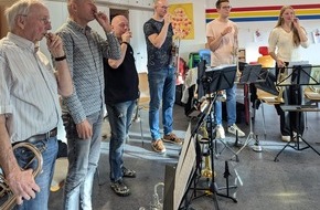 Feuerwehr Velbert: FW-Velbert: Der Musikzug kommt auf Temperatur - Proben für das Konzert im Advent
