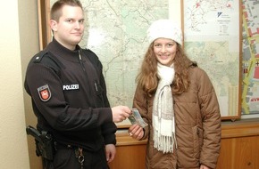 Polizeiinspektion Hameln-Pyrmont/Holzminden: POL-HOL: Banknoten vor Rathaustreppe in Holzminden gefunden: Paulines gute Tat vor Weihnachten - Polizei hat bisher keinerlei Hinweise auf den Verlierer -