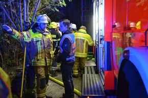 POL-STD: Großalarm für Dachstuhlbrand in der historischen Stader Innenstadt - Feuer zum Glück schnell gelöscht - keine Personen verletzt - Schaden ca. 200.000 Euro