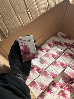 ZOLL-HH: Zoll stellt tonnenweise illegale Abnehmprodukte und geschmuggelte Kosmetika bei umfangreichen Durchsuchungen sicher und nimmt mutma&szlig;liche H&auml;ndlerin fest