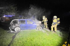 Freiwillige Feuerwehr Lehrte: FW Lehrte: Auto brennt im Garten