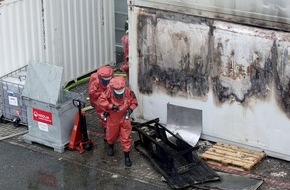 Kreisfeuerwehrverband Rendsburg-Eckernförde: FW-RD: Brennende Akkus sorgen für Großeinsatz in Flintbek