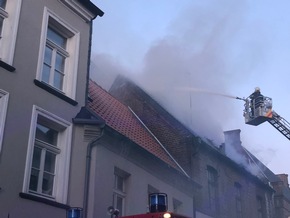 Feuerwehr Kalkar: Dachstuhlbrand - Wohnungen unbewohnbar, keine Verletzen