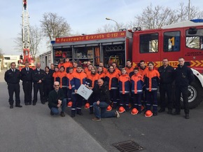 FW-ME: Förderverein der Freiwilligen Feuerwehr Erkrath beschafft Feuerwehr-Ausbildungskoffer mit Tafel-Symbolen für die Jugendfeuerwehr Erkrath