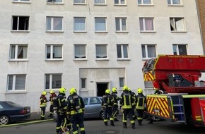 Feuerwehr Gelsenkirchen: FW-GE: Brennende Waschmaschine in Gelsenkirchen-Schalke - Feuerwehr rettet eine Person aus verrauchter Wohnung