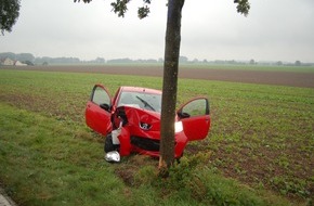 Polizeiinspektion Nienburg / Schaumburg: POL-STH: Mit Kleinwagen frontal gegen Baum, nur leicht verletzt