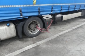 Polizeipräsidium Osthessen: POL-OH: Ladungsbedingte Schräglage auf der Autobahn - Sattelzug drohte umzufallen