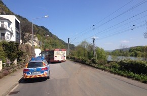 Polizeipräsidium Trier: POL-PPTR: Bus verliert Rad - Verkehrsbehinderung in Bonner Straße
