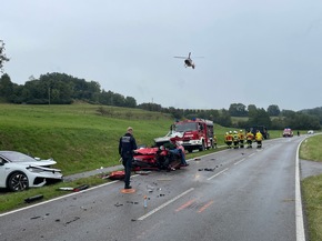 KFV Bodenseekreis: Frontalzusammenstoß: Feuerwehr befreit eingeklemmte Fahrerin