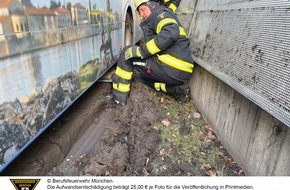 Feuerwehr München: FW-M: Bus steckt fest (Milbertshofen)