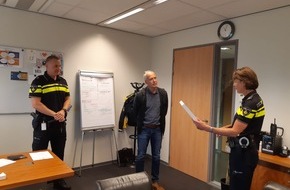 Polizeipräsidium Koblenz: POL-PPKO: Bürgerurkunde für mutigen Rettungsversuch - Polizeipräsident ehrt niederländischen Polizeibeamten mit Bürgerurkunde