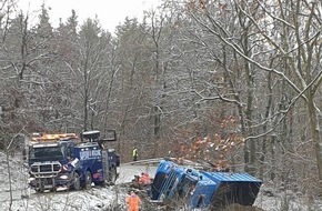 Polizeidirektion Neuwied/Rhein: POL-PDNR: Kirchen - Lkw stürzt eine Böschung hinunter