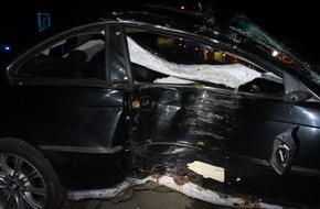 Polizei Hagen: POL-HA: Drei Leichtverletzte nach Verkehrsunfall in Dahl - Auto kollidiert mit Baum