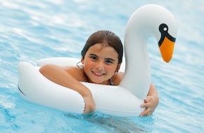 Verbraucherzentrale Nordrhein-Westfalen e.V.: Schwimmtier stinkt nach Chemie?