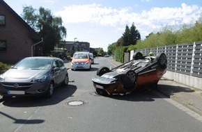 Kreispolizeibehörde Kleve: POL-KLE: Kevelaer - Verkehrsunfall / Auto landet auf dem Dach