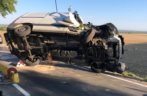 Polizeiinspektion Hildesheim: POL-HI: POL-HI: Verkehrsunfall auf der B6, Transporter prallt gegen Baum, Fzg-Insassen lediglich leicht verletzt.