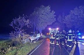 Freiwillige Feuerwehr Aurich: FW-AUR: Betriebsstoffe aus überschlagenem PKW ausgetreten