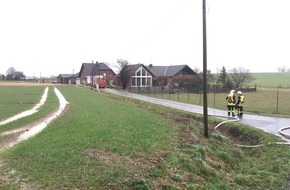 Freiwillige Feuerwehr Werne: FW-WRN: 4 Einsätze in 2 Stunden! Verkehrsunfall auf der BAB 1 - PKW in Leitplanke / Überörtliche Hilfe - Lagerhalle in Vollbrand / 2x Straße unter Wasser