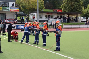 FW-OE: Jugendfeuerwehren beweisen Teamgeist bei landesweiter Leistungsspange in Lennestadt