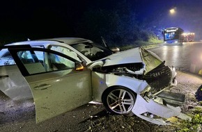 Freiwillige Feuerwehr Marienheide: FW Marienheide: PKW prallt gegen Baum - Verkehrsunfall fordert drei Verletzte