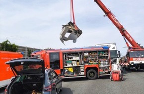 Feuerwehr Oberhausen: FW-OB: Zwei Verkehrsunfälle fordern Einsatz der Feuerwehr - Schwerer Unfall auf der A3 mit verletzten Pferden