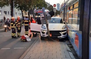 Feuerwehr M&uuml;nchen: FW-M: Pkw kollidiert mit Tram (Laim)