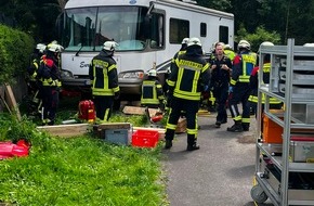 Feuerwehr Ense: FW Ense: Person unter Wohnmobil eingeklemmt
