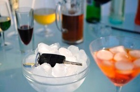 HUK-COBURG: Auto und Alkohol: Zwei, die nicht zusammenpassen / Mit einem Betrunkenen zu fahren, kann Beifahrer teuer zu stehen kommen
