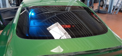 Kreispolizeibehörde Rhein-Kreis Neuss: POL-NE: Auffälliger Audi mit eingebauten Blaulichtern sichergestellt - Urkundenfälschung und Verstoß Waffengesetz - Wo ist der Fahrer als Polizist aufgetreten? (Fotos beigefügt)