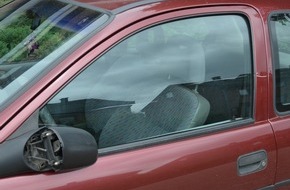 Kreispolizeibehörde Wesel: POL-WES: Hamminkeln - Pärchen beschädigt Auto mit Fahrrad / Polizei sucht Hinweise
