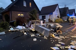 Freiwillige Feuerwehr der Stadt Goch: Feuerwehr Goch: Imbisswagen nach Explosion vollst&auml;ndig zerst&ouml;rt