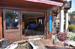 Polizeiinspektion Oldenburg-Stadt / Ammerland: POL-OL: +++ Hoher Schaden nach Verkehrsunfall - Autofahrerin fährt ungebremst in Gaststätte +++
