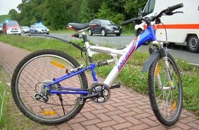 Polizeiinspektion Hameln-Pyrmont/Holzminden: POL-HM: 11-jähriges Kind wird von Sattelzug erfasst und schwer verletzt - Rettungshubschrauber im Einsatz