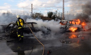 Feuerwehr Gelsenkirchen: FW-GE: Schwerer Verkehrsunfall auf der A 42 fordert neun Verletzte - Fünf PKW brennen komplett aus