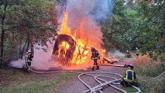 Freiwillige Feuerwehr Celle: FW Celle: Brennt Bauwagen in Vollbrand