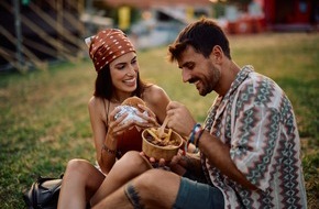 Too Good To Go GmbH: Ananas auf die Pizza? Swipe right! / Too Good To Go enthüllt in Dating-Umfrage wie wichtig kulinarische Vorlieben in der Liebe sind