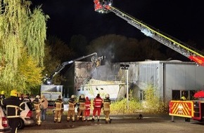 Kreisfeuerwehrverband Stormarn: FW-Stormarn: FEU2 in Reinfeld. Brannte 30m Yacht.