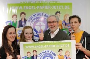 Blauer Engel: "Engel-Papier. Jetzt!": Blauer Engel und Schüler wollen mehr Recyclingpapier - Start auf der didacta (BILD)