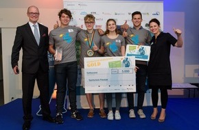 co2online gGmbH: Schule aus Brandenburg gewinnt bundesweiten Energiesparmeister-Wettbewerb / Auszeichnung von Bundesumweltministerin Hendricks / Schulen aus allen Bundesländern auf Jugendmesse YOU in Berlin prämiert