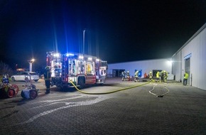 Feuerwehr Flotwedel: FW Flotwedel: Verpuffung in Werkstatt - Organisationsübergreifende Einsatzübung in Eicklingen