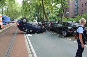 Polizei Duisburg: POL-DU: Dellviertel: Opel landet bei Unfall auf Dach - Zeugen gesucht